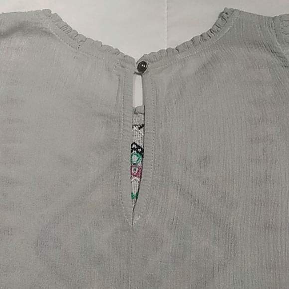 Eyeshadow Hi-Lo Sleeveless Shirt - Picture 5 of 6